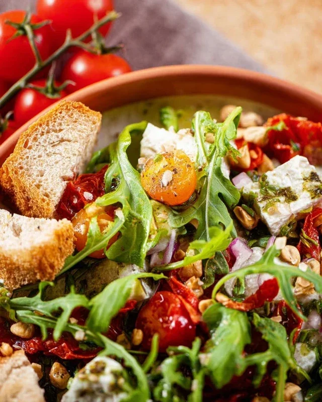 Mediterraner Brotsalat - schnell und einfach gemacht